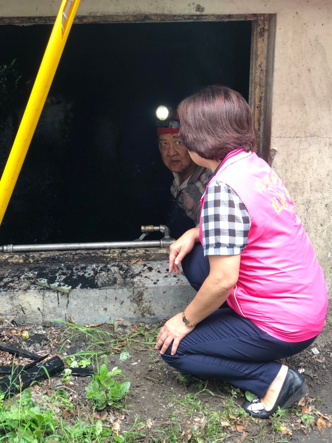 〔清淤〕埤頭村福德祠前戲台下水道淤泥清除戲台下淤泥、垃圾長年累積，造成下水道阻塞，鄉長上前關心清理狀況